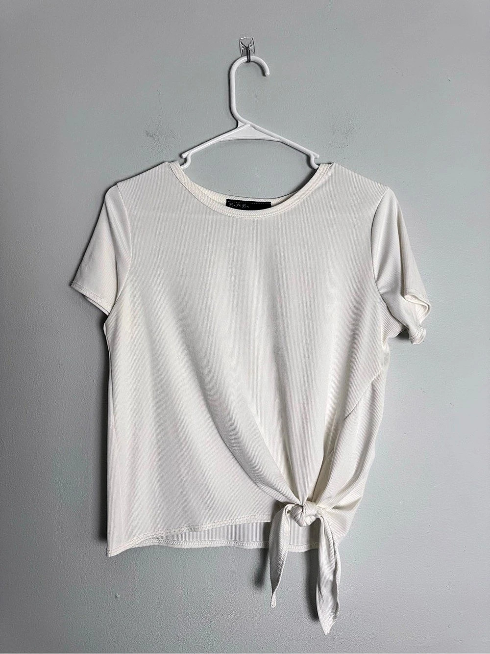 Brit & Bri Tie Front Ribbed Top in White / cream Size M